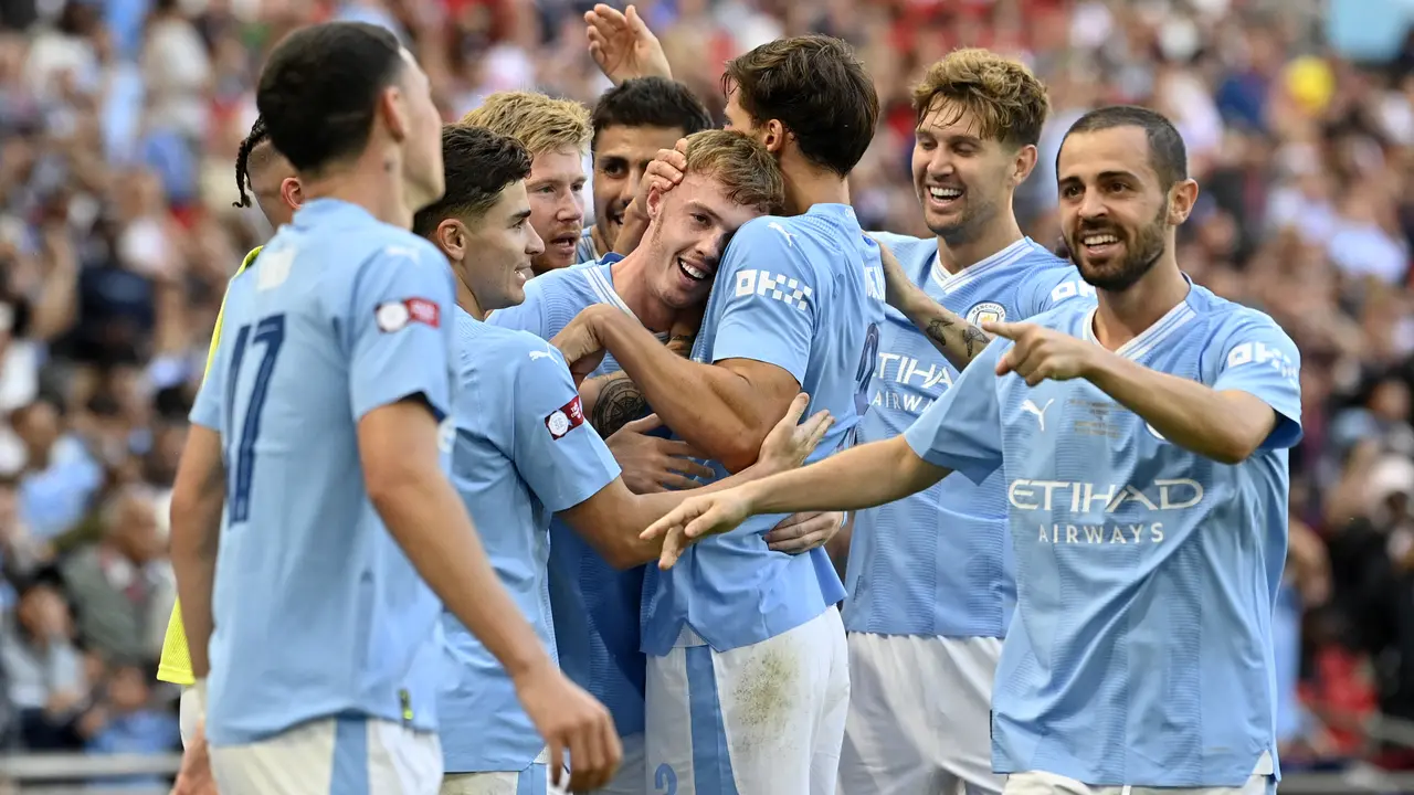 Gelandang Manchester City, Cole Palmer, mencetak gol ke gawang Arsenal di Community Shield 2023.