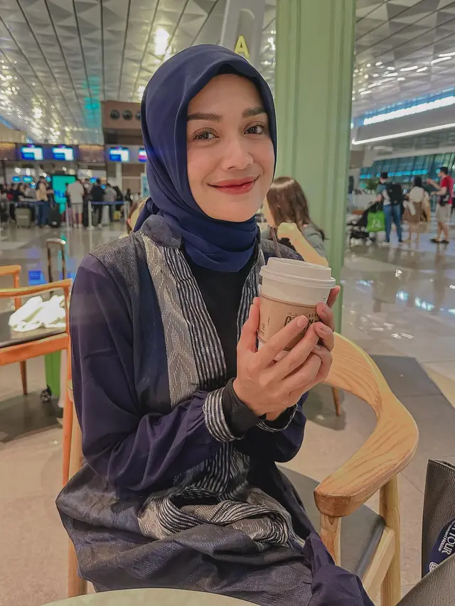 Bikin Pangling, Ini 7 Momen Andi Annisa Jalani Umrah di Bulan Ramadhan