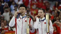 Ganda campuran China, Zheng Siwei/Huang Yaqiong, merebut medali emas Olimpiade Paris 2024 setelah pada final mengalahkan ganda Korea Selatan, Kim Won-ho/Jeong Na-eun, dalam dua gim langsung 21-8, 21-11, di Porte de la Chapelle Arena, Jumat (2/8/2024). (AFP/Luis Tato)