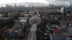 Foto aerial pembangunan jalur layang MRT di kawasan Fatmawati, Jakarta, Kamis (4/1). Progres pembangunan konstruksi moda transportasi massal MRT fase I rute Lebak Bulus-Bundaran HI mencapai 90,14% hingga bulan Desember 2017. (Liputan6.com/Arya Manggala)