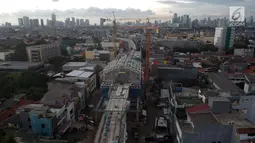 Foto aerial pembangunan jalur layang MRT di kawasan Fatmawati, Jakarta, Kamis (4/1). Progres pembangunan konstruksi moda transportasi massal MRT fase I rute Lebak Bulus-Bundaran HI mencapai 90,14% hingga bulan Desember 2017. (Liputan6.com/Arya Manggala)