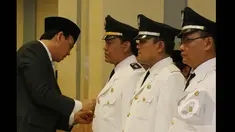 Gubernur DKI Jakarta Basuki Tjahaja Purnama melantik 701 pejabat eselon di lingkungan Pemerintah Provinsi (Pemprov) DKI di aula Gedung Blok G, kompleks Balai Kota, Kamis (22/1/2015). (Liputan6.com/Herman Zakharia)