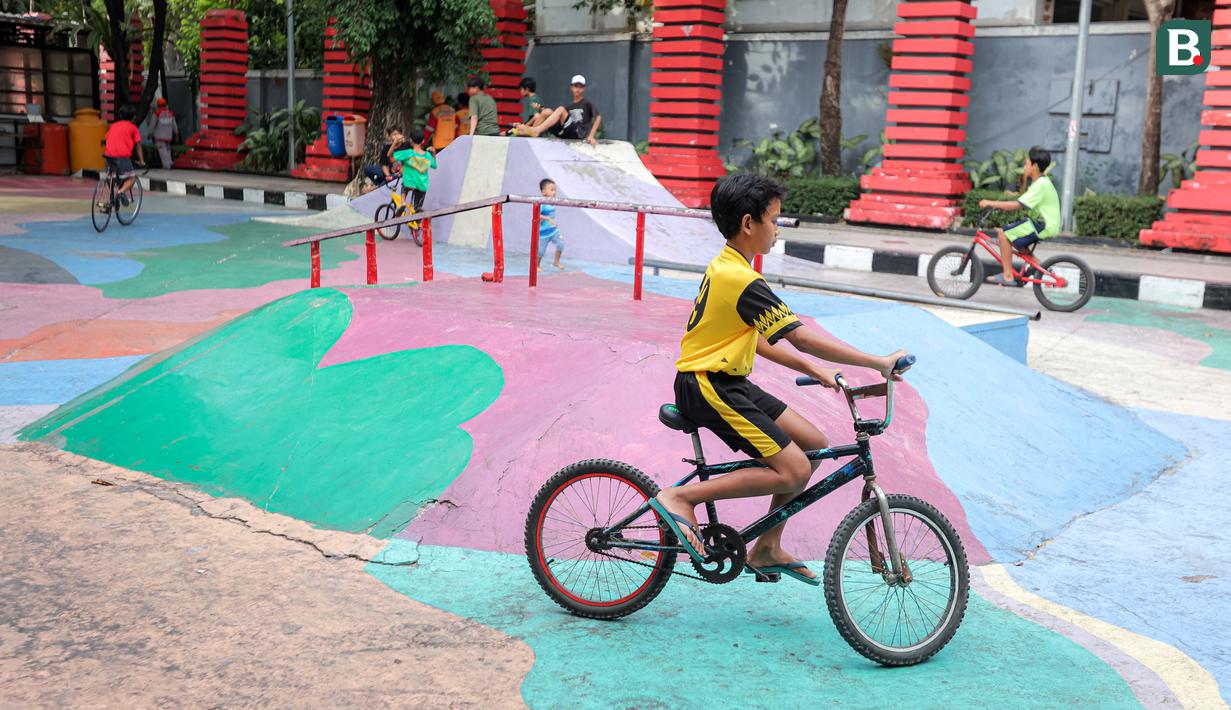 Sejumlah anak-anak bermain sepeda di lahan skateboard Taman Bungkul yang terletak di Jalan Raya Darmo, Wonokromo, Surabaya, Selasa (14/11/2023). (Bola.com/Bagaskara Lazuardi)