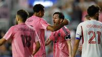 Penyerang Argentina dari Inter Miami CF, Lionel Messi, merayakan gol bersama pemain bertahan AS dari Inter Miami CF, 17 Ian Fray, selama pertandingan Major League Soccer (MLS) antara Inter Miami CF dan Toronto FC di Chase Stadium di Fort Lauderdale, Florida, pada tanggal 6 April 2025.Chris Arjoon / AFP