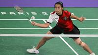 Pemain tunggal putri Indonesia, Gregoria Mariska Tunjung berusaha mengantisipasi pengembalian bola wakil Ukraina, Polina Buhrova pada laga Grup G bulu tangkis Olimpiade Paris 2024 di Porte de la Chapelle Arena, Prancis, Minggu (28/7/2024). Gregoria Mariska Tunjung menang straight game 21-10, 21-15. (AFP/Arun Sankar)