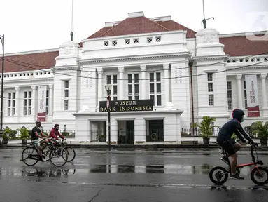 Pesepeda melintasi Museum BI saat uji coba penerapan zona rendah emisi di Kota Tua, Jakarta, Minggu (20/12/2020). Selama penerapan zona rendah emisi, kawasan Kota Tua hanya bisa dilalui pejalan kaki, pesepeda, angkutan umum, dan kendaraan khusus yang lulus uji emisi. (Liputan6.com/Faizal Fanani)
