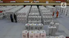 Kondisi kotak suara Pemilu 2024 di gudang logistik Komisi Pemilihan Umum (KPU) Jakarta Timur, Gelanggang Olahraga Pondok Karya Pembangunan (GOR PKP), Kelapa Dua Wetan, Ciracas, Jakarta Timur, Kamis (15/2/2024). (Liputan6.com/Herman Zakharia)