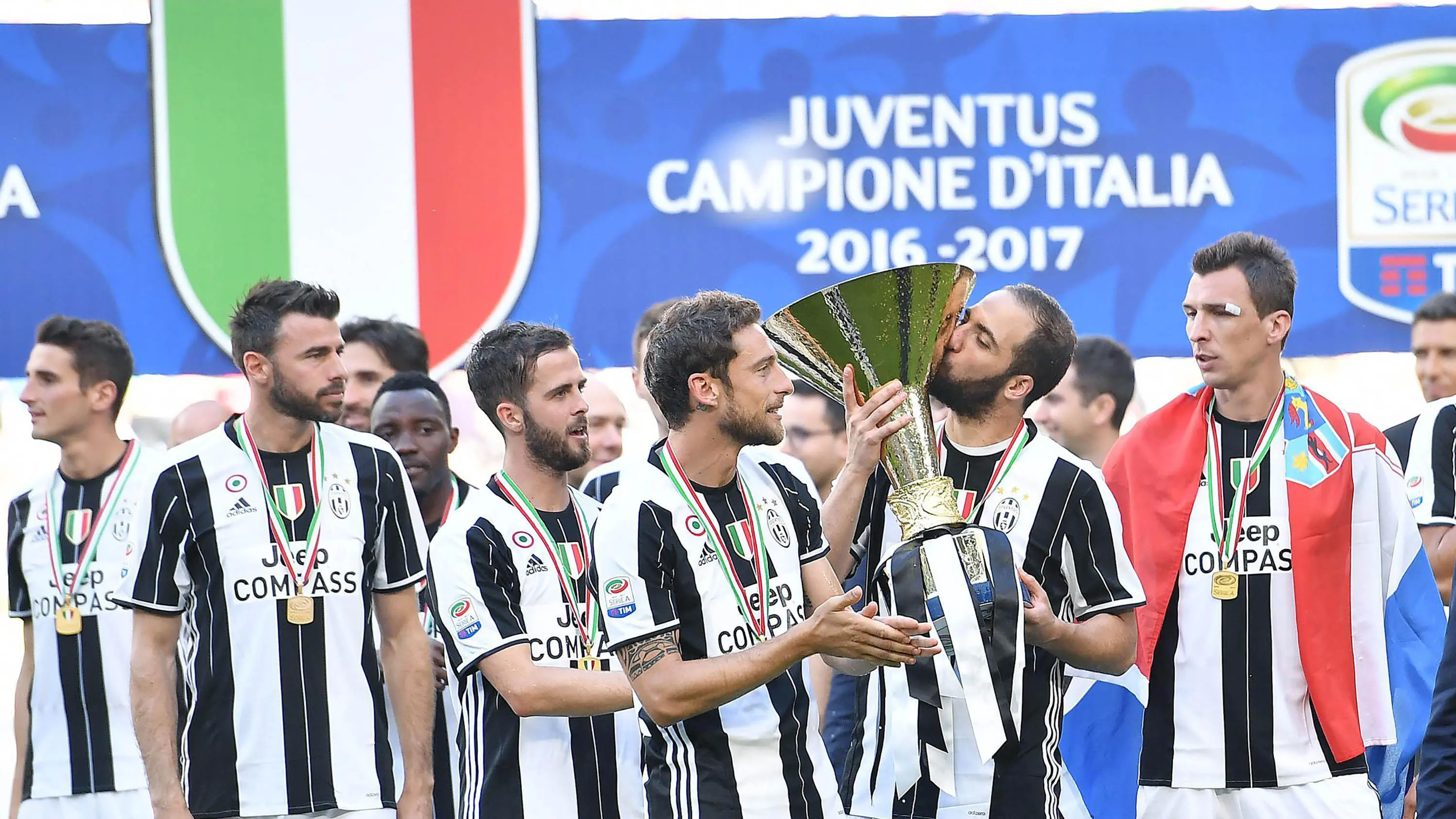 Para pemain Juventus merayakan gelar Scudetto yang ke-33 usai mengalahkan Crotone pada laga Serie A di Stadion Juventus, Turin, Minggu (21/5/2017). (EPA/Alessandro Di Marco)