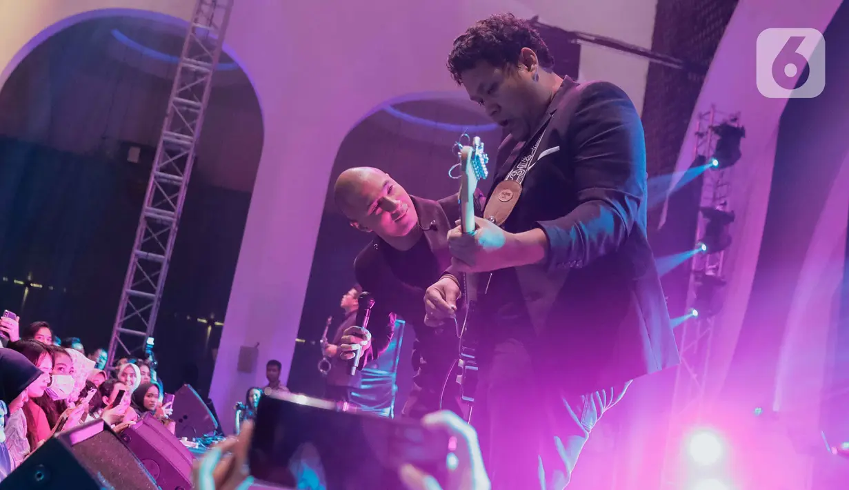 Penyanyi Marcell saat tampil dalam konser yang bertajuk 'rindu kamu yang dulu' di The Pallas SCBD, Jakarta, Jumat (14/2/2020). Dalam penampilannya, Marcell membawakan 10 lagu seperti Satu Mimpiku, Jangan Pernah Berubah, dan Hanya Memuji. (Liputan6.com/Faizal Fanani)