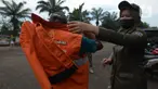 Warga yang terjaring razia protokol kesehatan COVID-19 mengenakan rompi di Kebon Nanas, Jakarta, Selasa (15/6/2021). Saat kasus positif Covid-19 di Jakarta meningkat, masih banyak warga yang belum menjalankan protokol kesehatan, salah satunya mengenakan masker. (merdeka.com/Imam Buhori)