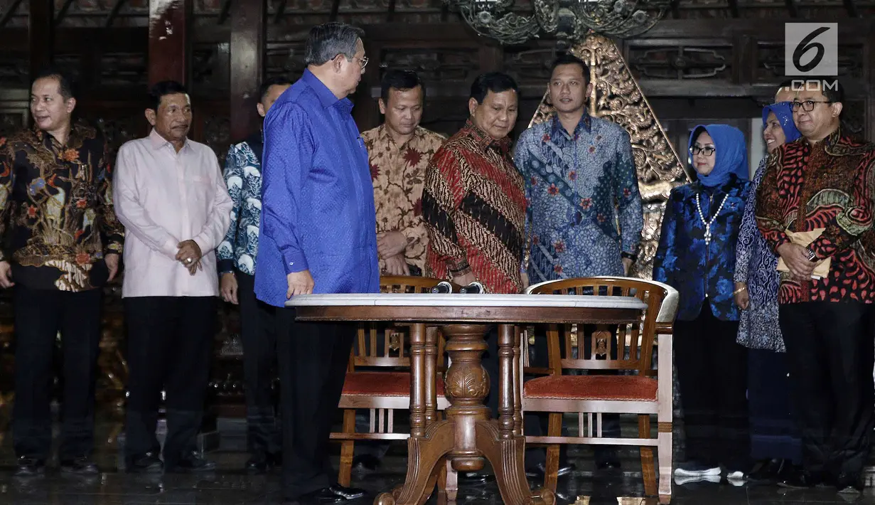 Ketua Umum Partai Demokrat Susilo Bambang Yudhoyono dan Ketum Partai Gerindra Prabowo Subianto jelang jumpa pers di Kediaman SBY di Cikeas, Bogor, Kamis (27/7). Pertemuan tersebut sepakat menjalin kerja sama tanpa koalisi. (Liputan6.com/Herman Zakharia)