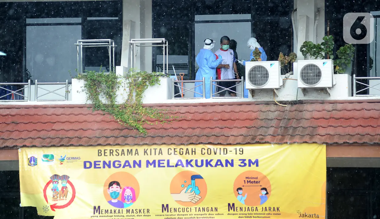 Tim paramedis dari Sudinkes Jakarta Selatan melakukan pemeriksaan kesehatan berkala kepada pasien Covid-19 yang berstatus sebagai OTG di Graha Wisata Ragunan, Senin (14/12/2020). Sebanyak 13 pasien OTG Covid-19 saat ini menjalani isolasi mandiri di Graha Wisata Ragunan. (merdeka.com/Arie Basuki)