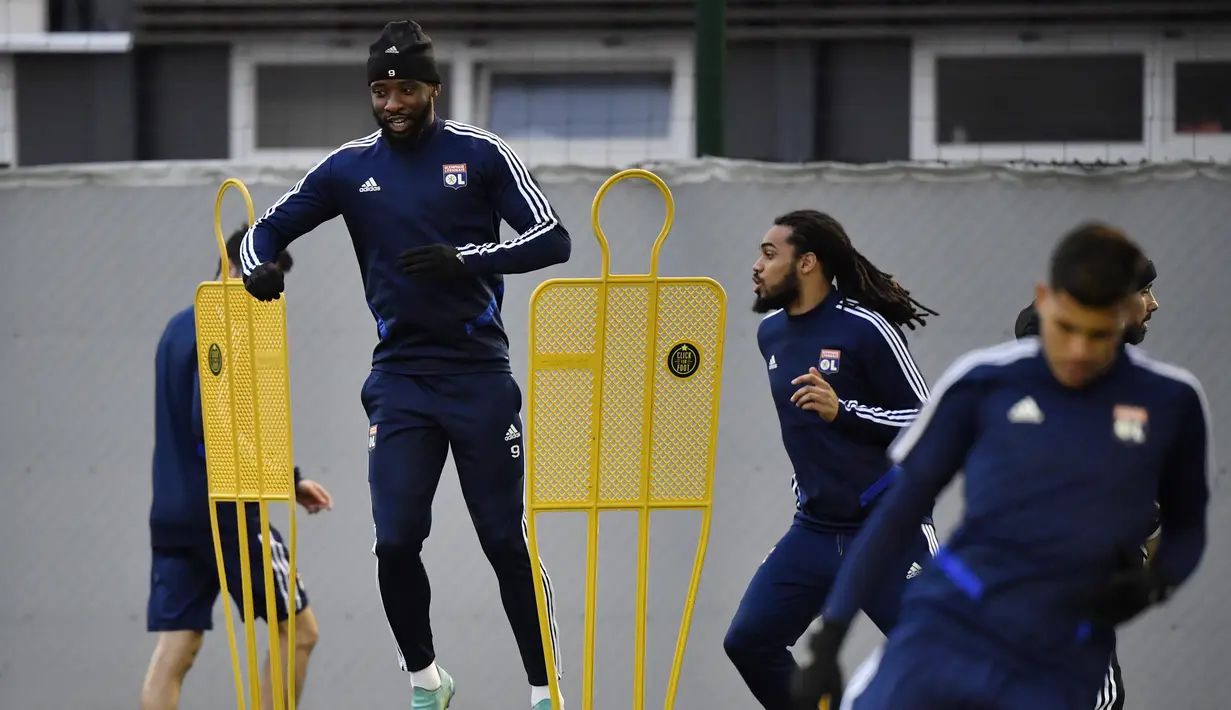 Para pemain Lyon berlatih jelang menghadapi Juventus pada pertandingan leg pertama babak 16 besar Liga Champions 2020 di Decines-Charpieu, Prancis, Selasa (25/2/2020). Lyon akan menjamu Juventus pada Kamis (27/2/2020) dini hari WIB. (DESAIN PHILIPPE/AFP)