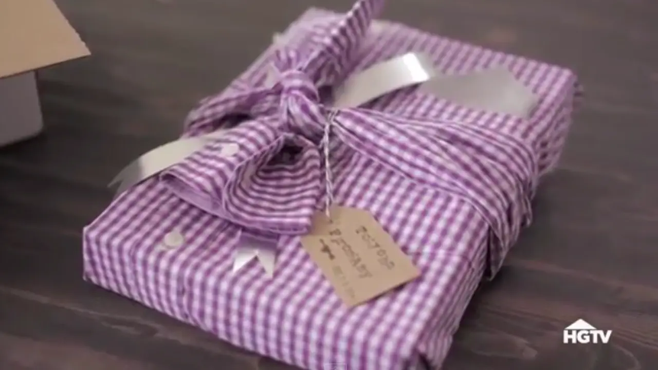 Bungkkus kado dari kemeja. (Youtube)