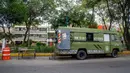 Sebuah mobil van atau truck yang diubah menjadi barbershop atau tempat pangkas rambut terlihat di jalan di tengah pandemi virus corona COVID-19, di Mexico City, pada Minggu (6/9/2020). (Photo by CLAUDIO CRUZ / AFP)