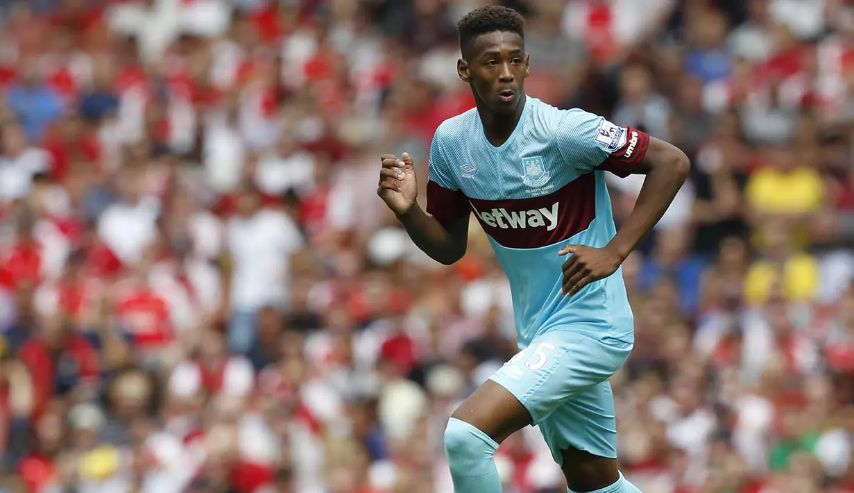 1. Reece Oxford, menurut Mirror, niat MU untuk mendatangkan bek West Ham ini akan menemui kesulitan. Pasalnya, The Hammers berencana memberikan perpanjangan kontrak bagi pria Inggris berusia 19 tahun itu. (AFP/IKIMAGES)