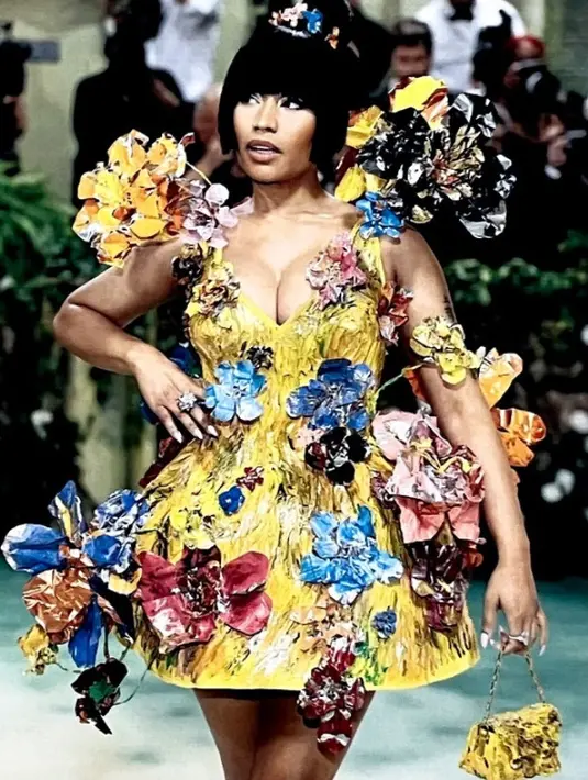 Nicki Minaj berjalan di karpet Met Gala mengenakan gaun kuning dari Marni. Ia mengenakan gaun jam pasir pahatan, yang dilukis dengan tangan, dan dihiasi dengan bunga tiga dimensi. [@marni]