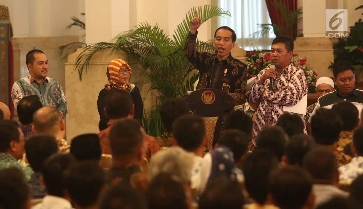 Presiden Joko Widodo memberi sambutan saat menerima perwakilan nelayan seluruh Indonesia di Istana Negara, Jakarta, Selasa (22/1). Jokowi mengingatkan para nelayan serta pengusaha perikanan untuk menggunakan Bank Mikro Nelayan. (Liputan6.com/Angga Yuniar)