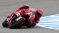 Pembalap Ducati Lenovo, Marc Marquez, berhasil meraih pole position setelah mengukir waktu tercepat pada kualifikasi MotoGP Spanyol 2026 di Sirkuit Jerez, Sabtu (25/04/2026) sore WIB. (AFP/Pierre-Philippe MARCOU)