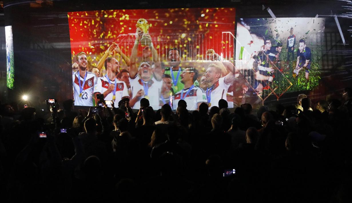 Para suporter menghadiri perkenalan jersey baru Jerman yang akan digunakan untuk Piala Dunia 2018 di Berlin, Selasa (7/11/2017). Dengan jersey ini Der Panser akan berjuang mempertahankan gelar juara dunia. (AFP/Odd Andersen)