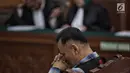 Aktor Tio Pakusadewo saat mengikuti sidang lanjutan beragendakan pembacaan pledoi di Pengadilan Negeri Jakarta Selatan, Kamis (28/6). Tio membacakan langsung nota pembelaan dalam persidangan. (Liputan6.com/Faizal Fanani)