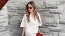 Selalu tampil stylish bak remaja, banyak yang tak percaya jika Demmy Febriana sudah menikah dan dikaruniai anak. Padu padan outfit yang dikenakan oleh lawan main Yasmin Napper di sinetron Love Story The Series ini selalu modis dan kekinian, sehingga membuatnya kerap dipuji bak ABG meski usianya sudah menginjak kepala 3. (Liputan6.com/IG/@demmyfebriana)