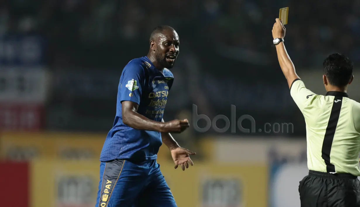 Carlton Cole melakukan protes atas keputusan wasit saat timnya melawan Persipura Jayapura pada laga Liga 1 2017 di Stadion GBLA, Bandung, Minggu (7/5/20170). Persib menang 1-0. (Bola.com/Nicklas Hanoatubun)