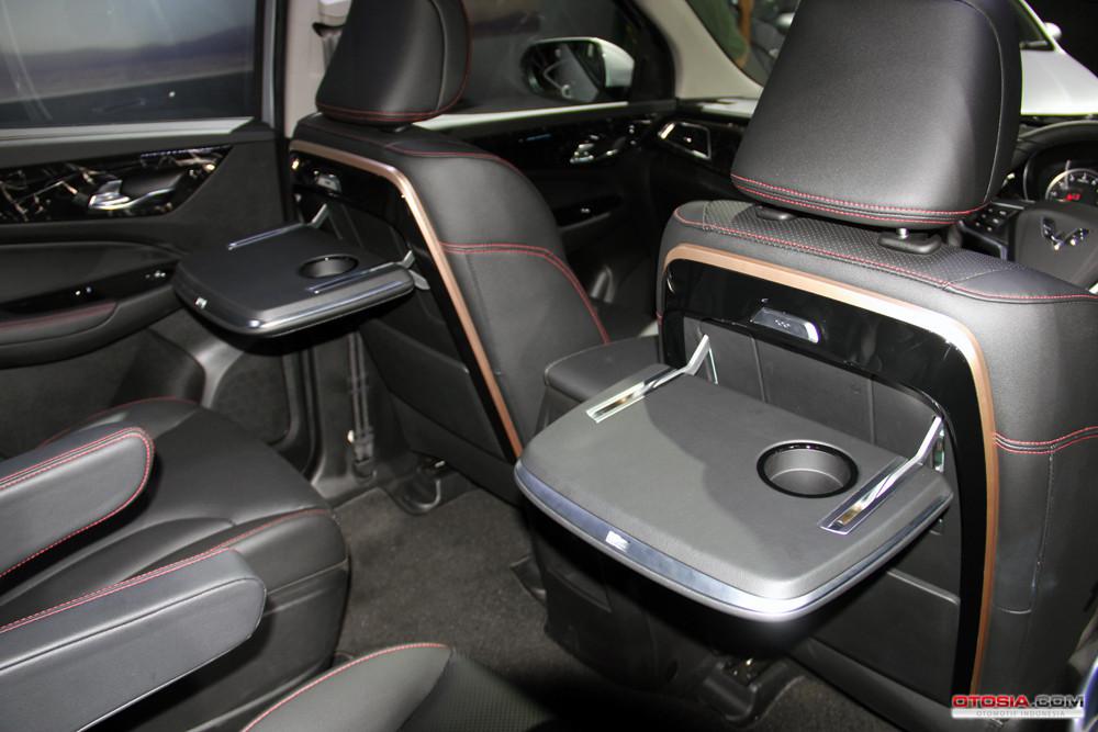 Cup holder di belakang kursi penumpang depan