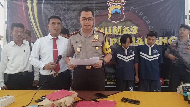 Polisi Menangkap lima terduga pelaku perampokan tiga mini market di Pemalang. (Foto: Liputan6.com/Muhamad Ridlo)