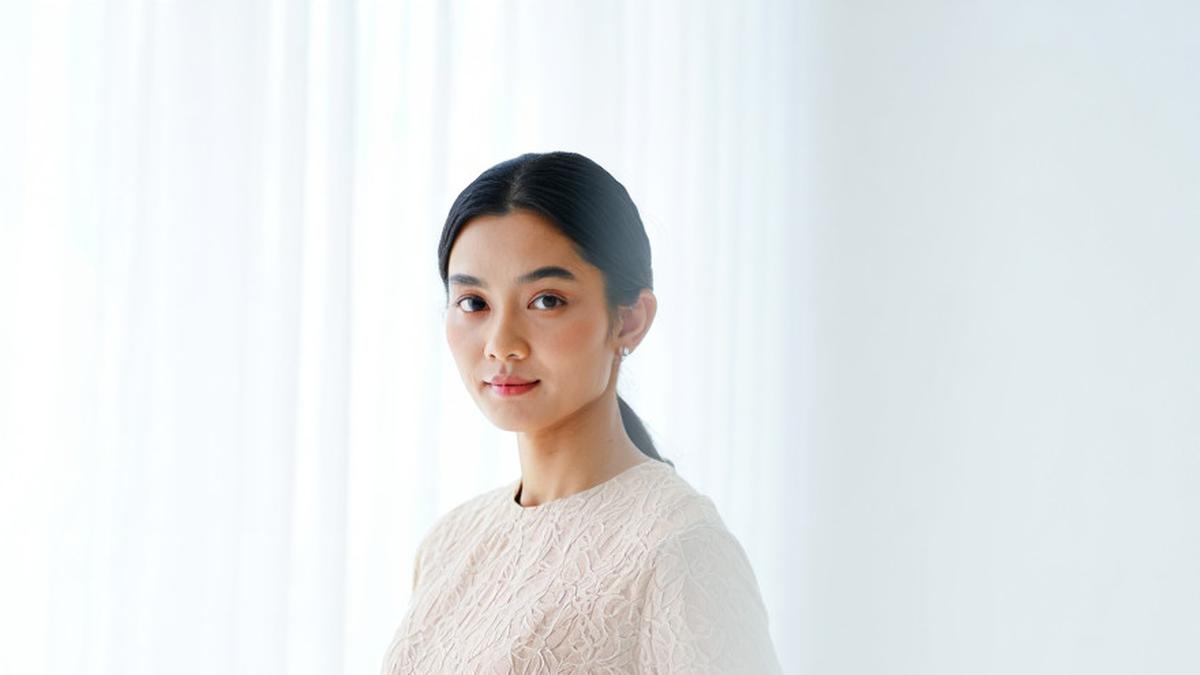 9 Model Dress Brokat untuk Perut Buncit yang Menawan, Tetap Elegan dan Anggun