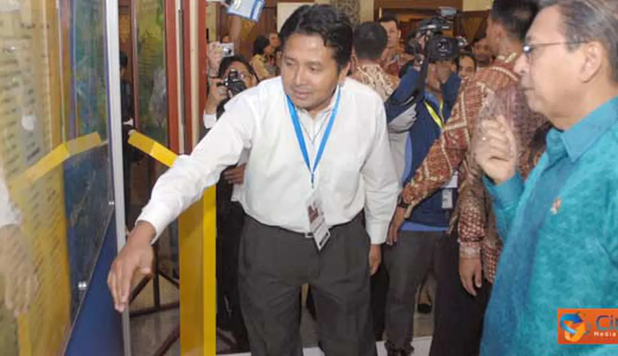 Citizen6, Jakarta: Wapres RI, Boediono beserta Menko Perekonomian, Hatta Rajasa sedang mendapat penjelasan dari Manajer Senior Komunikasi Korporat PLN, Bambang Dwiyanto, tentang program unggulan PLN 2011, di JCC Senayan, Jakarta, Selasa (12/4). (Agus)