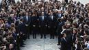 Presiden Perancis Francois Hollande (kedua kanan) melakukan a minute of silence atau hening selama semenit di Universitas Sorbonne, Perancis, (16/11/2015).  Ini dilakukan sebagai penghormatan bagi korban serangan di Paris. (REUTERS/Stephane de Sakutin) 