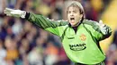 2. Mark Bosnich - Kehadiran Peter Schmeichel membuatnya angkat kaki dari Manchester United. Sempat pulang ke Australia, kemudian tampil memukau bersama Aston Villa, membuat Sir Alex Ferguson memanggilnya pulang. (www.footballstar.co)