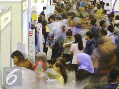 Ratusan pencari kerja memadati bursa kerja di Indonesia Career Expo 2016 di Balai Kartini, Jakarta, Sabtu (15/10). Pemerintah patut mewaspadai konsekuensi buruk dalam pasar kerja berupa tingkat pengangguran dan kualitas kerja. (Liputan6.com/Angga Yuniar)