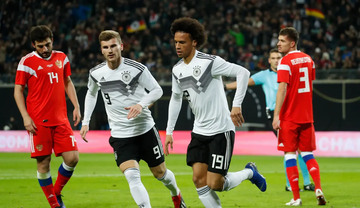 Gelandang timnas Jerman Leroy Sane mencetak gol pembuka timnas Jerman pada laga persahabatan kontra Rusia di Stadion Red Bull Arena, Leipzig. Timnas Jerman menang 3-0. (AFP/Odd Andersen)