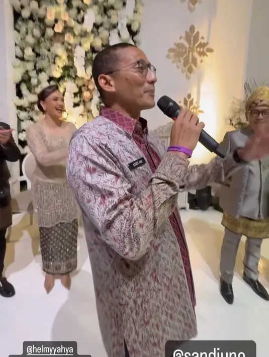 Sandiaga Uno hadir bahkan memberikan pantun untuk pengantin. Ia tampil mengenakan batik merah lengan panjang.  [@raffinagita1717]