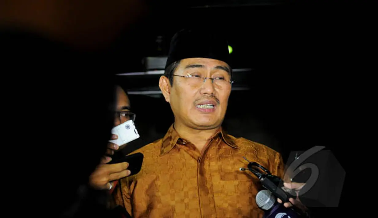 Wakil Ketua Tim 9, Jimly Asshiddiqie menjawab pertanyaan wartawan di Gedung KPK, Jakarta, Selasa (3/2/2015). Jimly mengaku diundang rapat untuk membahas permasalahan antara KPK dan Polri. (Liputan6.com/Faisal R Syam) 