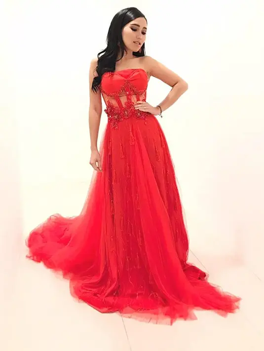 Ivan Gunawan yang membuat sketsa baju pengantin dan ditujukan untuk Ayu Ting Ting ini menyebut bahwa Ayu akan menikah pada bulan ini sekitar tanggal 20 Januari. Namun ternyata, semua itu hanya kebutuhan film saja. (Instagram/ayutingting92)