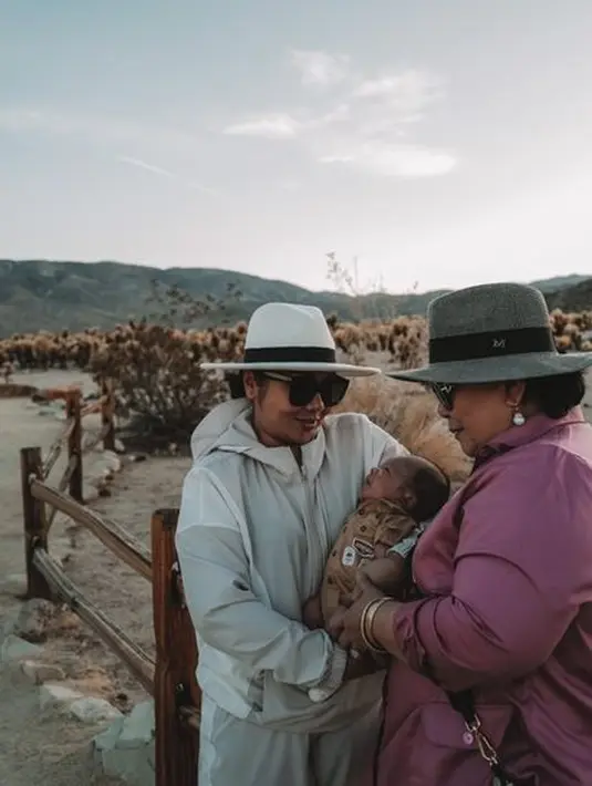 <p>Meski sang buah hati telah lahir, Nikita Willy dan Indra Priawan memutuskan untuk menetap di Amerika Serikat sementara waktu. Mereka pun menikmati momen bersama sebagai keluarga kecil dengan mengunjungi beberapa tempat wisata di Amerika Serikat. (instagram/indpriw)</p>