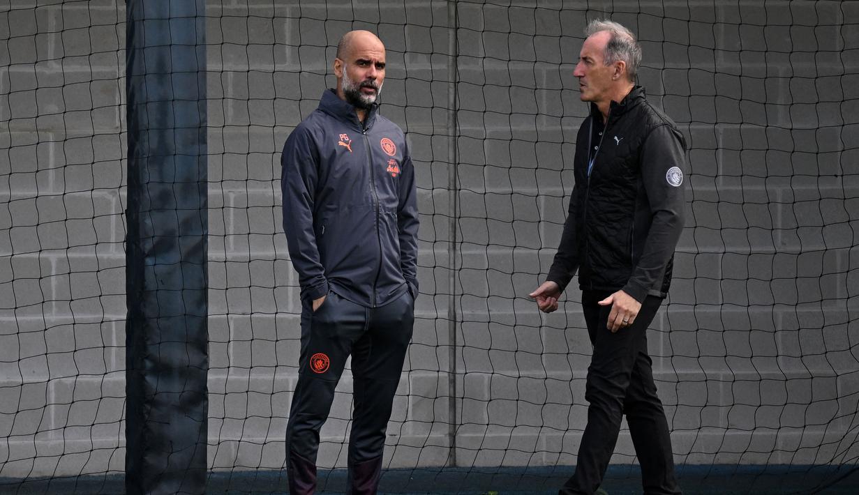 Pelatih Manchester City, Pep Guardiola (kiri) memimpin sesi latihan timnya di Manchester City Training Ground, Manchester (18/9/2023) waktu setempat, jelang menghadapi Red Star Belgrade pada matchday pertama Grup G Liga Champions 2023/2024 di Etihad Stadium, Rabu (20/9/2023) dini hari WIB. (AFP/Paul Ellis)