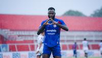 Striker asing Arema FC,&nbsp;Charles Lokolingoy. (Bola.com/Iwan Setiawan)