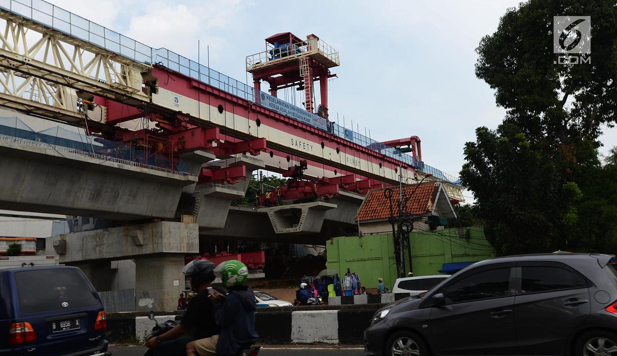 Sejumlah pekerja menyelesaikan proyek pembangunan Double-Double Trek (DDT) jalur kereta api di Jatinegara, Jakarta, Kamis (31/1). Proyek itu rencananya siap dioperasikan pada 2020. (Merdeka.com/Imam Buhori)