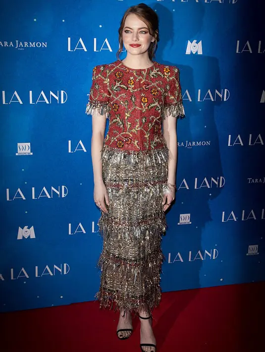 Hadir dalam mempromosikan film terbarunya  di Paris, Emma tidak sendiri. Terdapat beberapa pemain LA LA LAND  lainnya seperti Ryan Glosing, yang menjadi lawan mainnya di film tersebut. (doc.dailymail.com)