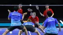 Tim Rockets (merah) berusaha mengembalikan kok ke arah tim Lightning dalam laga pertama 3v3 Badminton XL 2025 di Istora Senayan, Jakarta, Sabtu (04/10/2025). (Bola.com/Bagaskara Lazuardi)