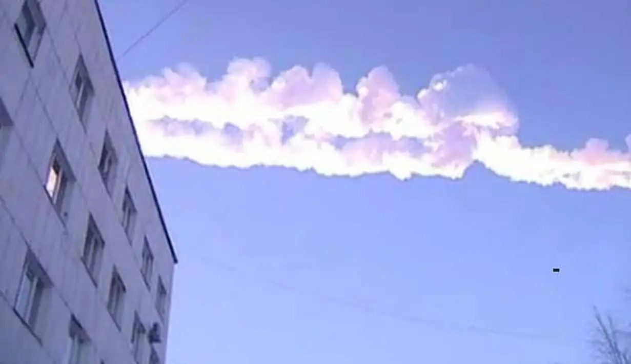  Bekas lintasan meteor yang jatuh terlihat jelas di langit Kota Murmansk, Rusia pada Sabtu (19/4/2014) (Livescine.com)
