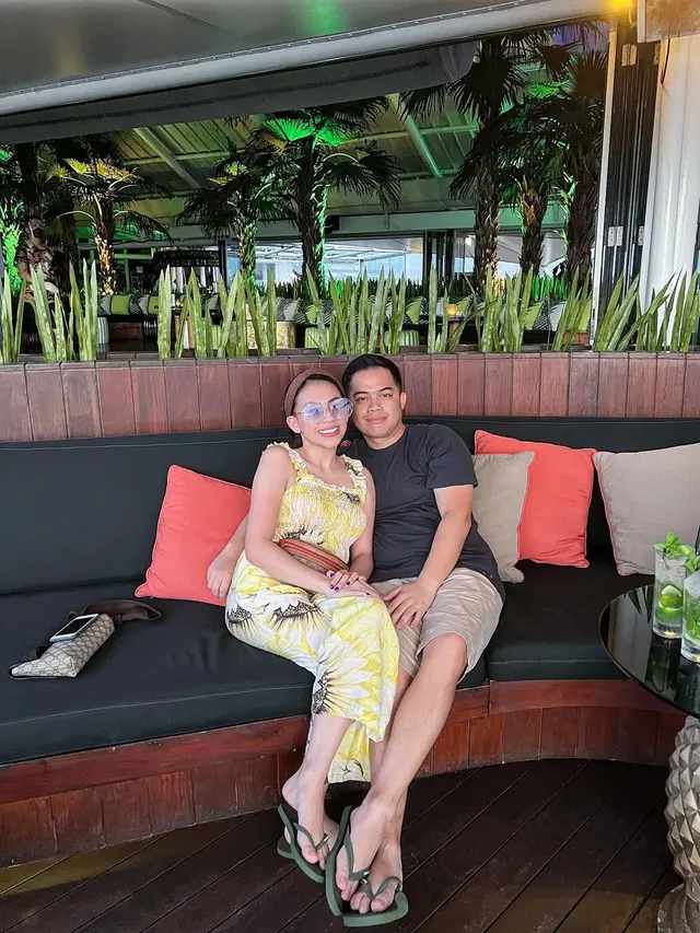 6 Potret Seru Liburan Kezia Karamoy di Bali, Beri Kejutan Ultah Suami