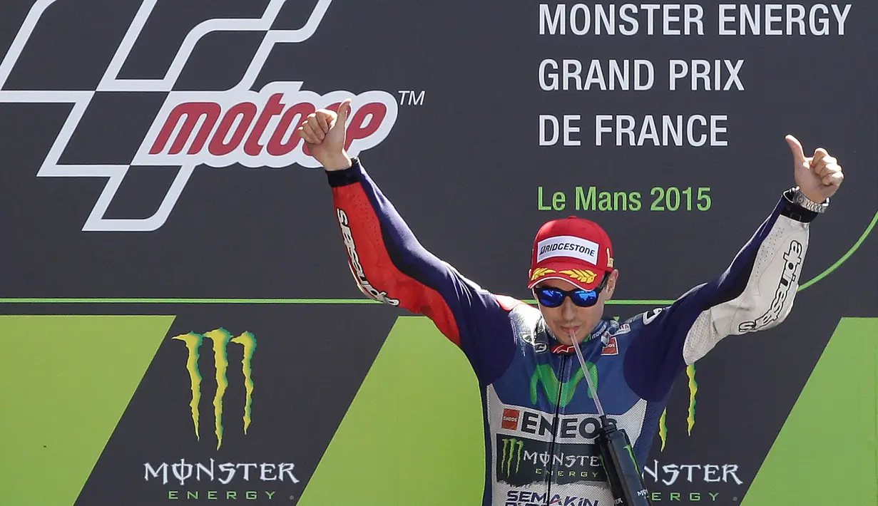 Valentino Rossi ternyata kalah hebat dari Jorge Lorenzo saat tampil di Sirkuit Le Mans, Prancis. Dalam 10 tahun terakhir, pebalap asal Spanyol itu sudah meraih juara sebanyak lima kali, sementara Rossi baru satu. (AFP/Charly Triballeau)