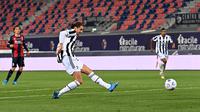 Gelandang Juventus, Adrien Rabiot, menendang bola saat melawan Bologna pada laga Liga Italia di Stadion Renato-Dall'Ara, Minggu (23/5/2021). Juventus menang dengan skor 4-1. (AFP/Andreas Solaro)