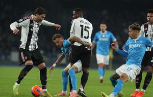 Gelandang Juventus, Manuel Locatelli (kiri), dalam pertandingan melawan Napoli pada lanjutan Serie A Liga Italia 2025/2026 di Stadion Diego Armando Maradona, Senin (8/12/2025) dini hari WIB. (CARLO HERMANN / AFP)