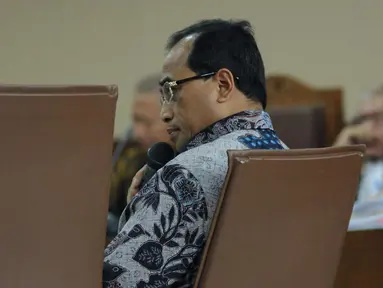Menhub, Budi Karya Sumadi saat menjadi saksi pada sidang suap perizinan dan pengadaan proyek di lingkungan Ditjen Hubla TA 2016-2017 dengan terdakwa Antonius Tonny Budiono di Pengadilan Tipikor, Jakarta, Rabu (28/3). (Liputan6.com/Helmi Fithriansyah)